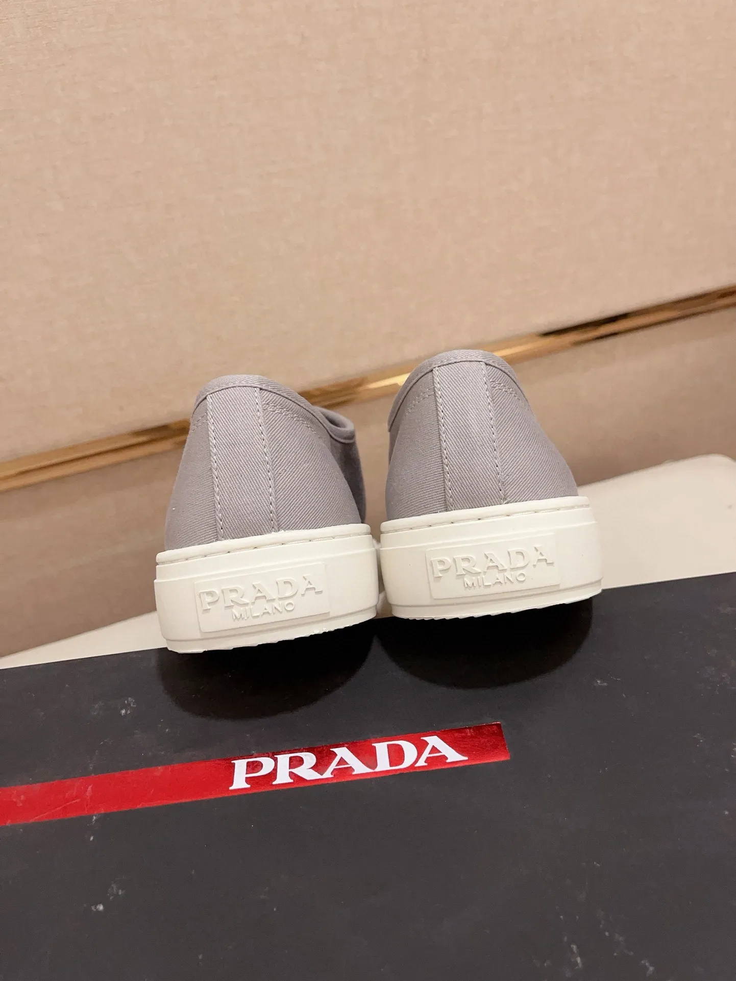Men's shoes 💰 580💰 ✔️✔️✔️High-quality new PRADA counters are launched at the same time. The new men's shoes and 😘fabrics are selected from first-layer cowhide and are made by pure handicrafts. Lining: Full cowhide lining. 👍🏿 High-end ☄️ air-cushion molded anti-slip rubber outsole, exquisite lines, simple and elegant, comfortable and high-end for leisure travel. Code number: 38 to 44 (45 can be customized)